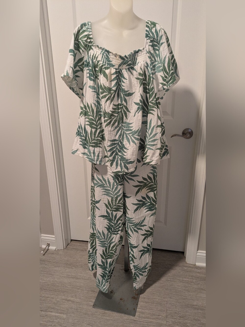 Joyspun 2 Piece Green Leaf Outfit, Sz 2X (18W-20W) bottoms and 3X (22W-24W) top